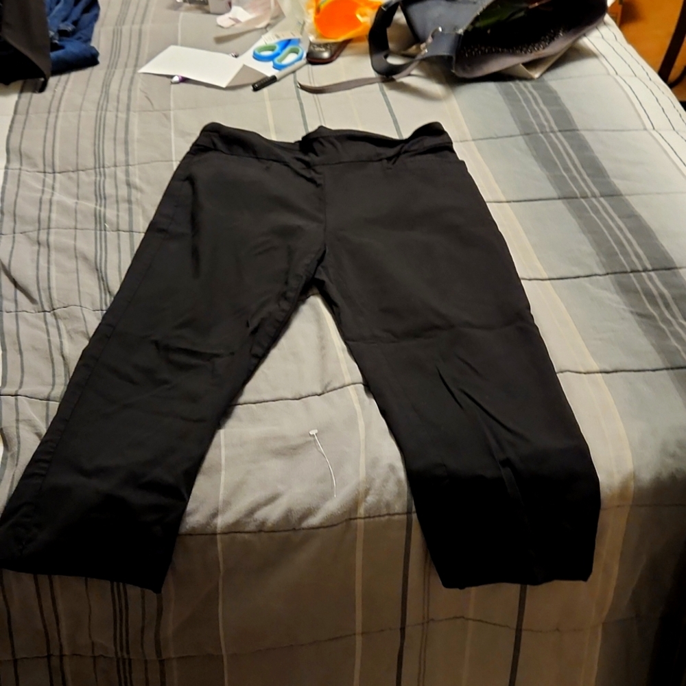 Black capris